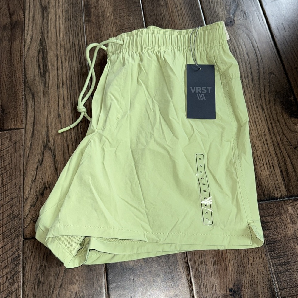VRST‎ NWT Men’s green 5 in inseam shorts Size XL